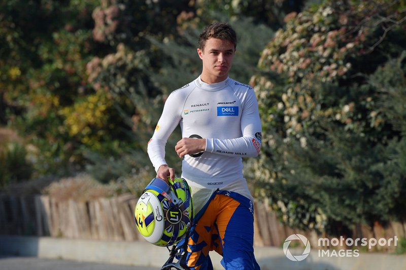 Lando Norris, McLaren, rientra dopo essersi fermato nella ghiaia