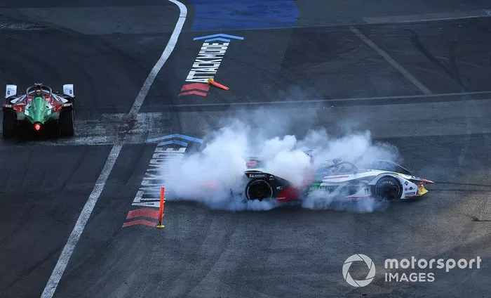 Lucas Di Grassi, Audi Sport ABT Schaeffler, Audi e-tron FE05 haciendo donuts para celebrar la victoria
