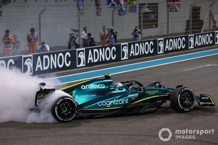 Sebastian Vettel, Aston Martin AMR22, realiza donuts en la parrilla al final de la carrera para celebrar su retirada