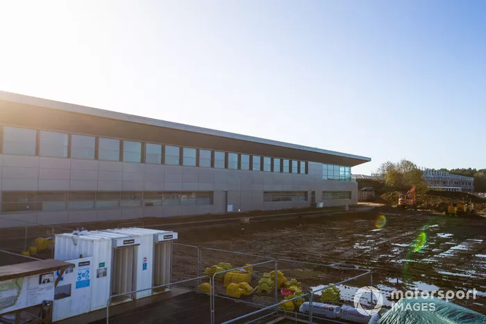 Visita a la fábrica de Aston Martin en Silverstone