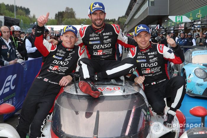 Ganadores de la carrera #7 Toyota Gazoo Racing Toyota GR010 Hybrid Hypercar de Mike Conway, Kamui Kobayashi, José María López 