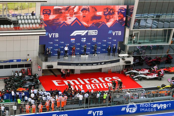 Podio: ganador Valtteri Bottas, Mercedes-AMG F1,segundo lugar Max Verstappen, Red Bull Racing, y el tercer lugar Lewis Hamilton, Mercedes-AMG F1