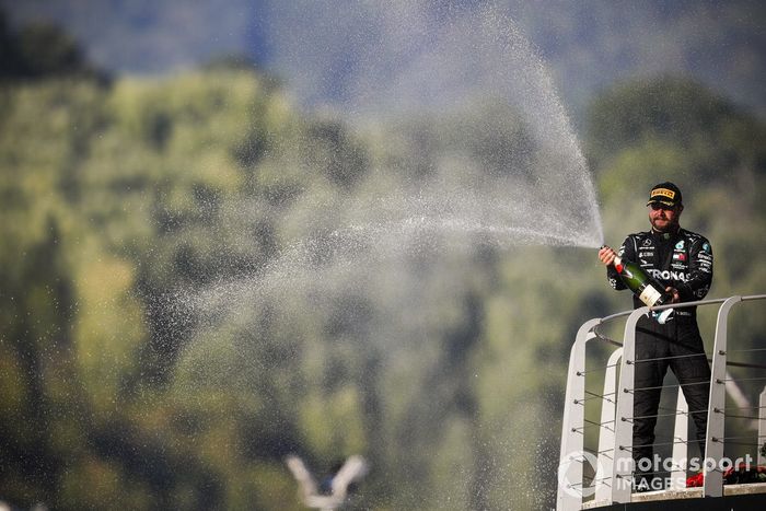 Podio: ganador Lewis Hamilton, Mercedes-AMG F1