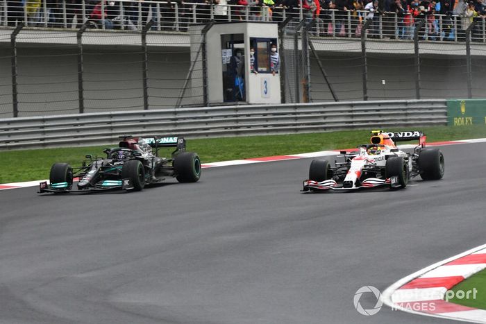 Lewis Hamilton, Mercedes W12, batalla con Sergio Pérez, Red Bull Racing RB16B