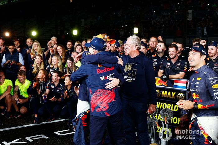 Adrian Newey, director técnico de Red Bull Racing, Helmut Marko, asesor de Red Bull Racing, Max Verstappen, Red Bull Racing, Christian Horner, director del equipo, Red Bull Racing, celebrando la victoria y el mundial