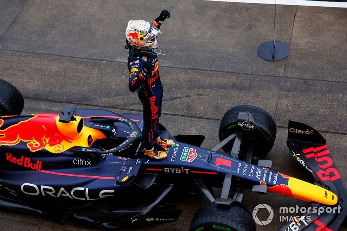 Max Verstappen, Red Bull Racing, 1ª posición, celebra su llegada al Parc Ferme