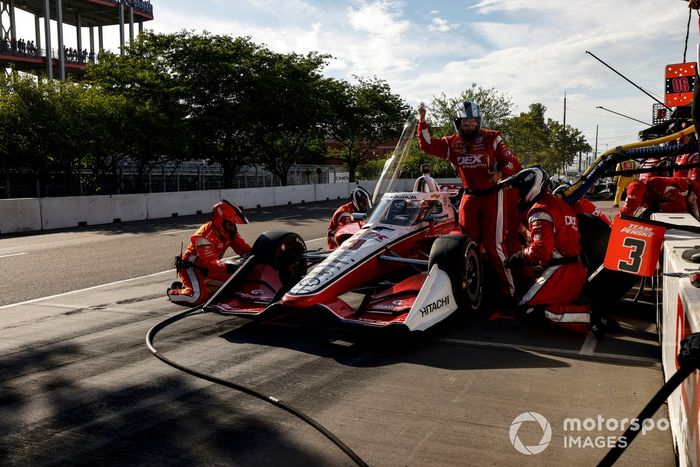 Scott McLaughlin, Team Penske Chevrolet, hace un pit stop
