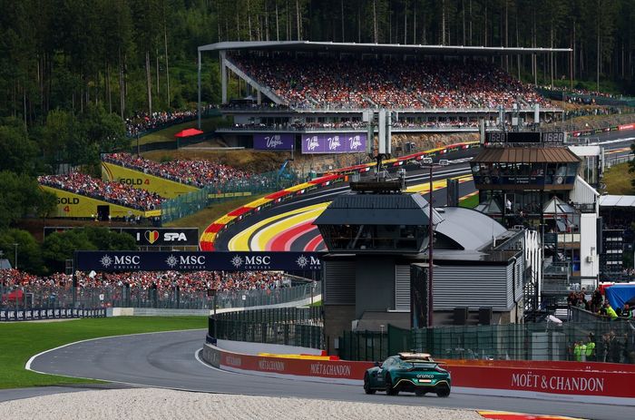 El Safety Car de la FIA en pista.