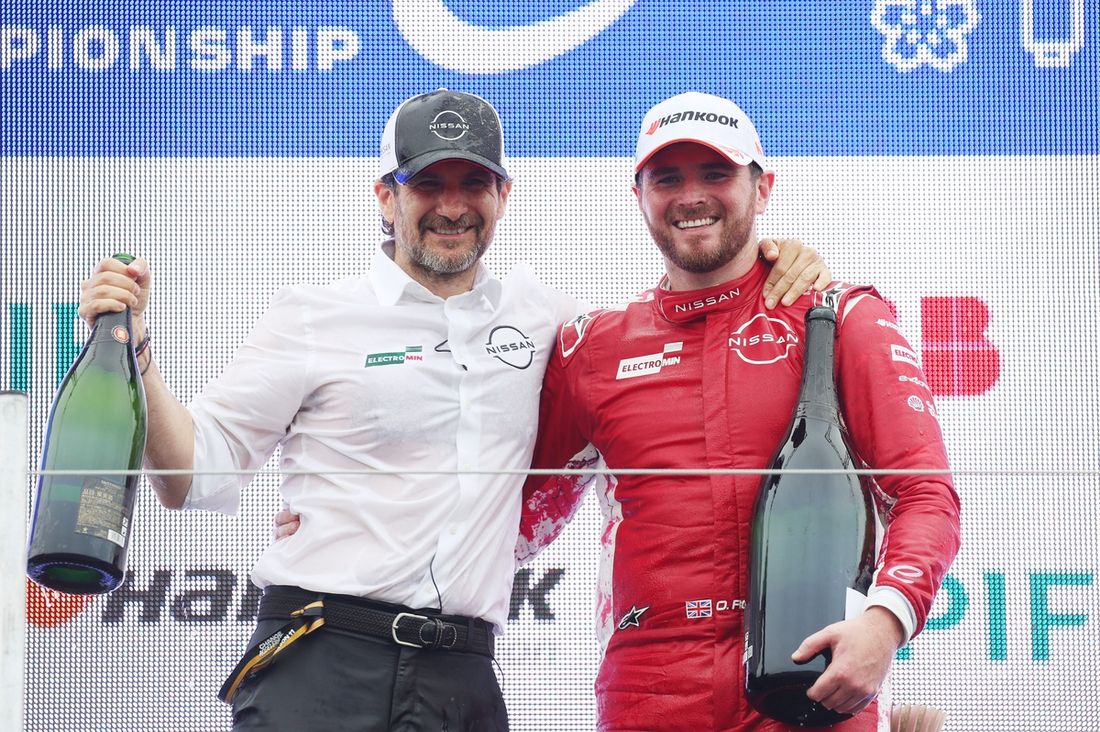 Podium: Zwycięzca wyścigu, Oliver Rowland, Nissan Formula E Team, Tommaso Volpe, dyrektor zarządzający i szef zespołu Nissan Formula E Team