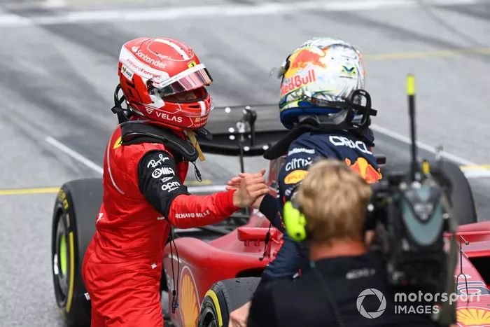 Charles Leclerc, Ferrari, 2ª posición, Max Verstappen, Red Bull Racing, 1ª posición, se felicitan mutuamente tras la carrera Sprint