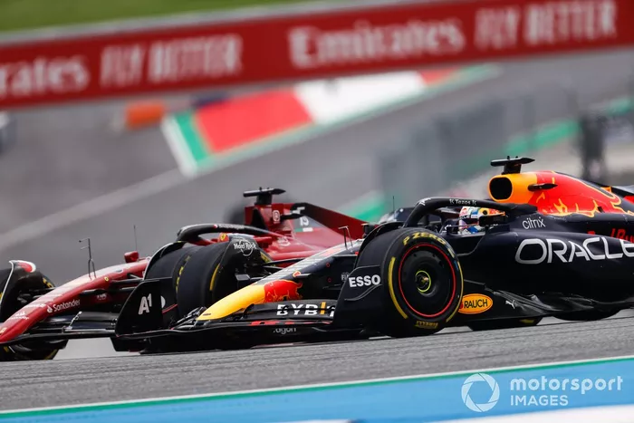 Max Verstappen, Red Bull Racing RB18, lucha con Charles Leclerc, Ferrari F1-75