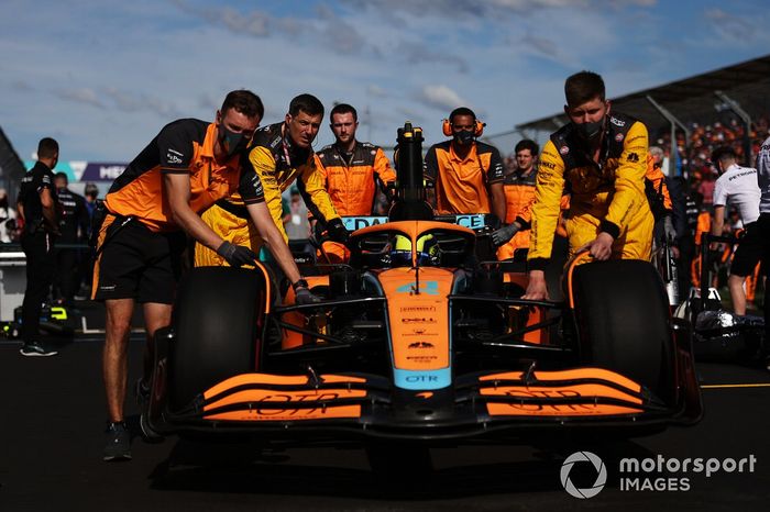 Mecánica en la parrilla con Lando Norris, McLaren MCL36