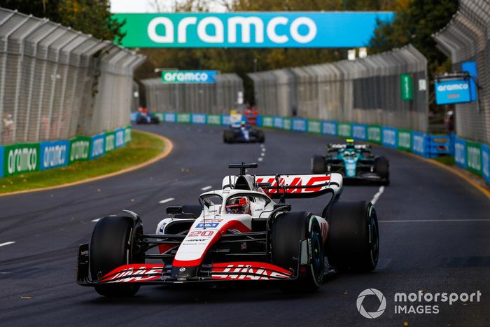 Kevin Magnussen, Haas VF-22, Sebastian Vettel, Aston Martin AMR22