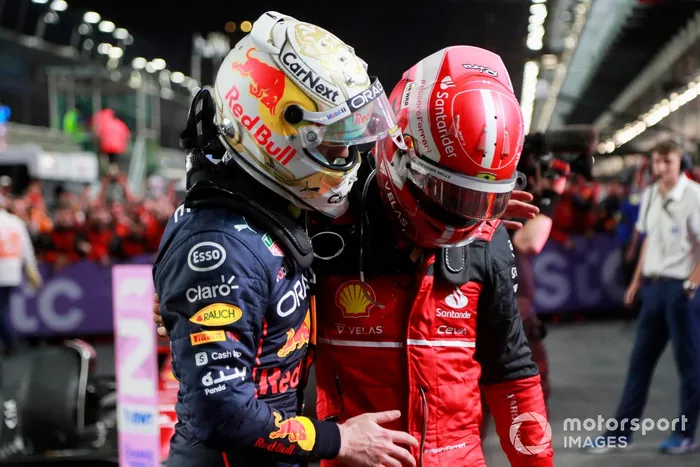 Ganador Max Verstappen, Red Bull Racing, segundo lugar Charles Leclerc, Ferrari, se felicitan en Parc Ferme