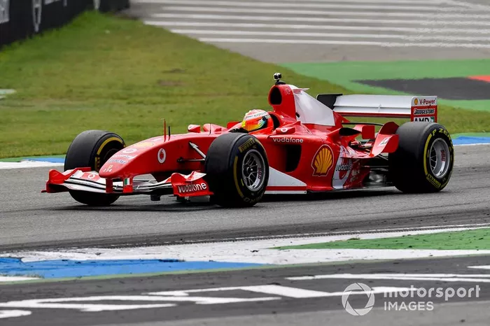 Mick Schumacher conduce el Ferrari F2004