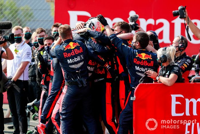 Ganador de la carrera Max Verstappen, Red Bull Racing RB16, celebra en Parc Ferme