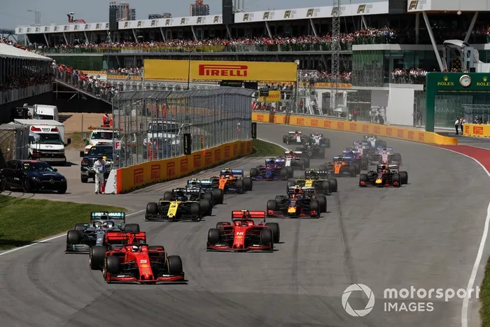 Sebastian Vettel, Ferrari SF90, precede Lewis Hamilton, Mercedes AMG F1 W10, Charles Leclerc, Ferrari SF90, Daniel Ricciardo, Renault R.S.19, Pierre Gasly, Red Bull Racing RB15, e il resto del gruppo, alla partenza