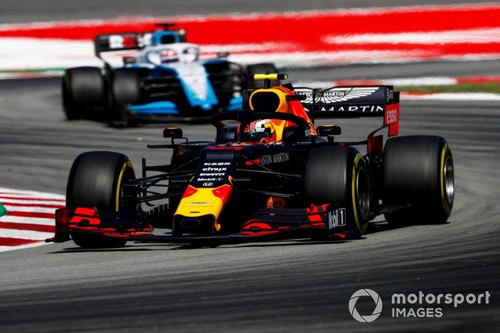 Max Verstappen, Red Bull Racing RB15, precede George Russell, Williams Racing FW42