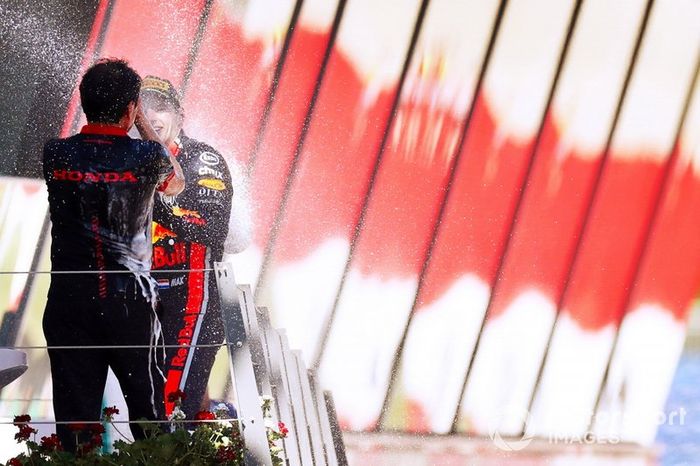 Podio: ganador Max Verstappen, Red Bull Racing Max Verstappen, Red Bull Racing, con Toyoharu Tanabe, Director, Honda