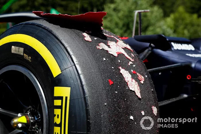 Daños en el neumático de Max Verstappen, Red Bull Racing RB15