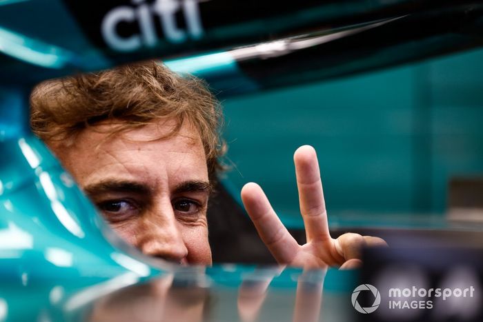 Fernando Alonso, Aston Martin F1 Team, en el cockpit