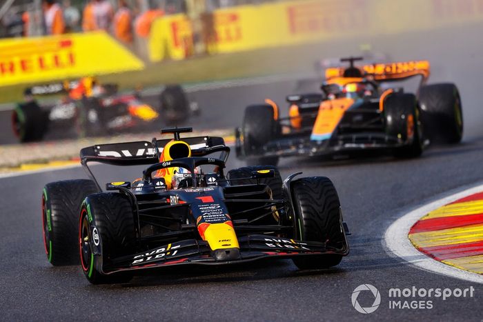 Max Verstappen, Red Bull Racing RB19, Oscar Piastri, McLaren MCL60