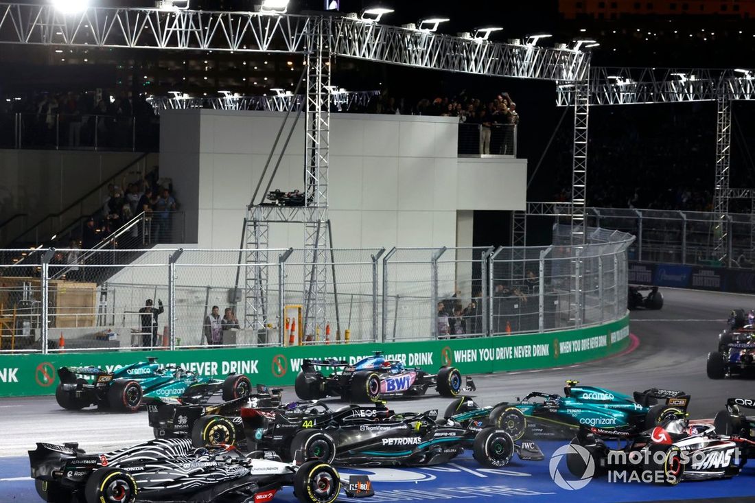 Fernando Alonso, Aston Martin AMR23, hace un trompo y contacta con Valtteri Bottas, Alfa Romeo C43, mientras Lewis Hamilton, Mercedes F1 W14, Daniel Ricciardo, AlphaTauri AT04, evitan el incidente en la salida.