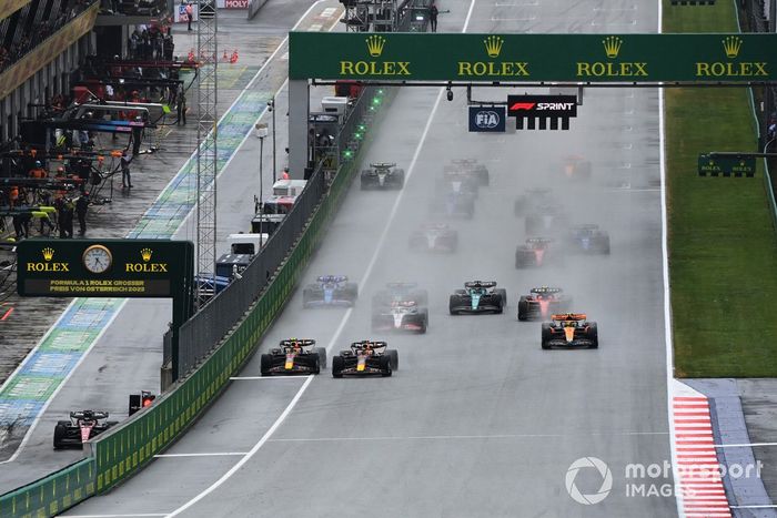 Max Verstappen, Red Bull Racing RB19, Sergio Pérez, Red Bull Racing RB19, Lando Norris, McLaren MCL60, Nico Hulkenberg, Haas VF-23, Lance Stroll, Aston Martin AMR23, el resto de la parrilla en la salida del Sprint.
