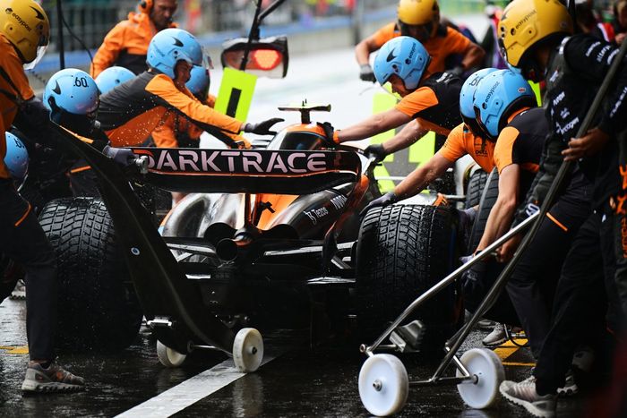 Lando Norris, McLaren MCL60, en boxes