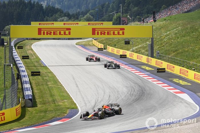 Sergio Pérez, Red Bull Racing RB19, Lewis Hamilton, Mercedes F1 W14, Carlos Sainz, Ferrari SF-23