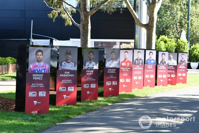 Paneles con los pilotos de Formula 1