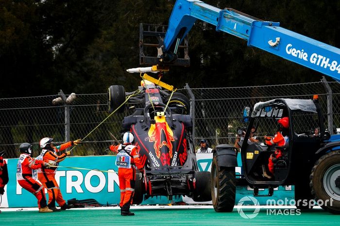 El coche de Alex Albon, Red Bull RB15 es removido después de un accidente en la FP2