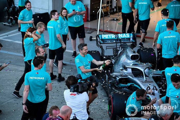 El equipo Mercedes celebra su sexto Mundial de constructores consecutivo