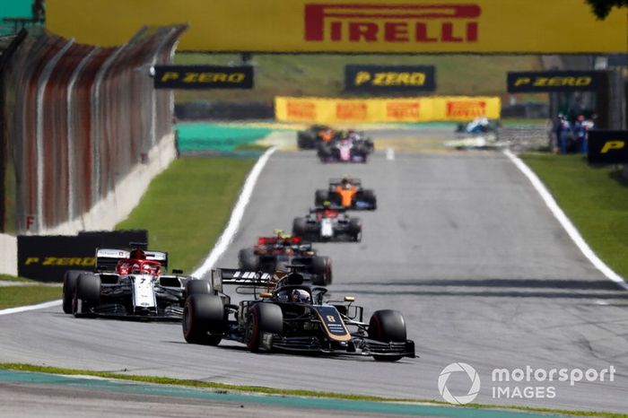 Romain Grosjean, Haas F1 Team VF-19, Kimi Raikkonen, Alfa Romeo Racing C38, y Kevin Magnussen, Haas F1 Team VF-19