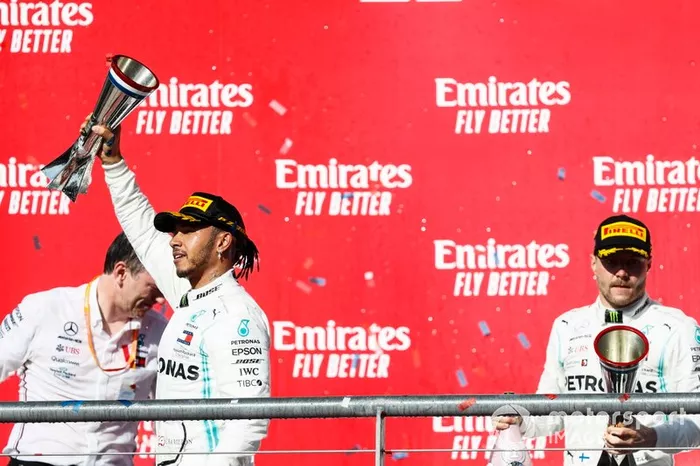 Campeón del Mundo Lewis Hamilton, Mercedes AMG F1, el ganador de la carrera Valtteri Bottas, Mercedes AMG F1 y James Allison, Director Técnico, Mercedes AMG celebran en el podio