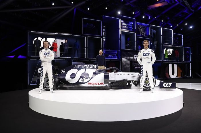 Daniil Kvyat, AlphaTauri, Franz Tost, Director del equipo de la Scuderia AlphaTauri, Pierre Gasly, AlphaTauri, Scuderia AlphaTauri AT01