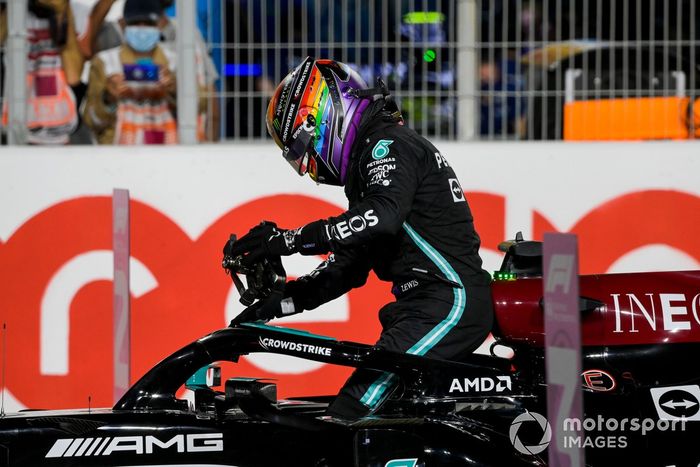 Ganador de la pole position Lewis Hamilton, Mercedes, celebra