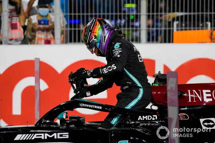 Ganador de la pole position Lewis Hamilton, Mercedes, celebra