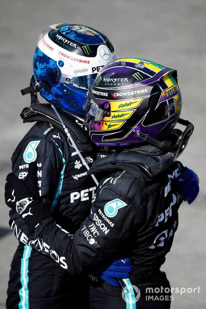 Valtteri Bottas, Mercedes, 3ª posición, felicita a Lewis Hamilton, Mercedes, 1ª posición, en el Parc Ferme