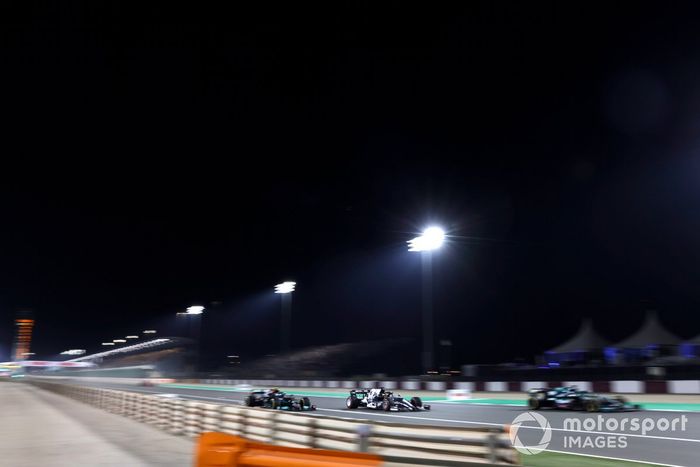 Lance Stroll, Aston Martin AMR21, Yuki Tsunoda, AlphaTauri AT02, y Valtteri Bottas, Mercedes W12.