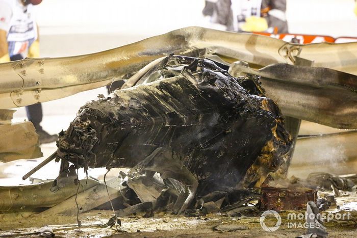 Los restos quemados del monoplaza de Romain Grosjean, Haas VF-20