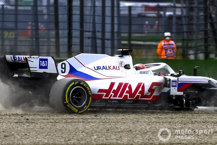 Nikita Mazepin, Haas VF-21, sobre la grava