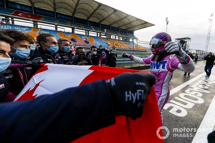 Ganador de la pole Lance Stroll, Racing Point, celebra