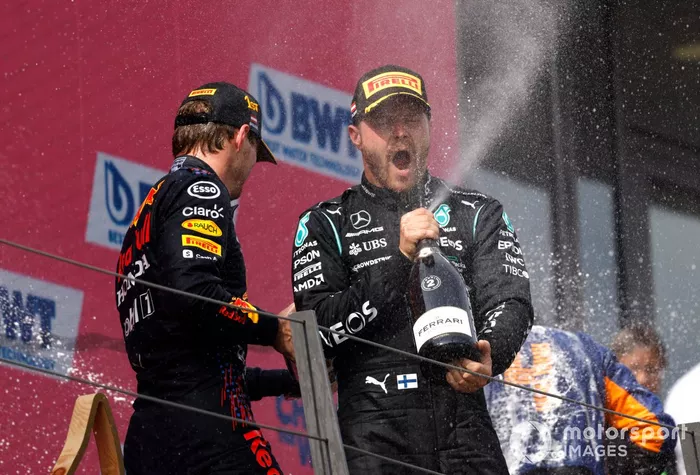 Podio: segundo lugar Valtteri Bottas, Mercedes, ganador Max Verstappen, Red Bull Racing
