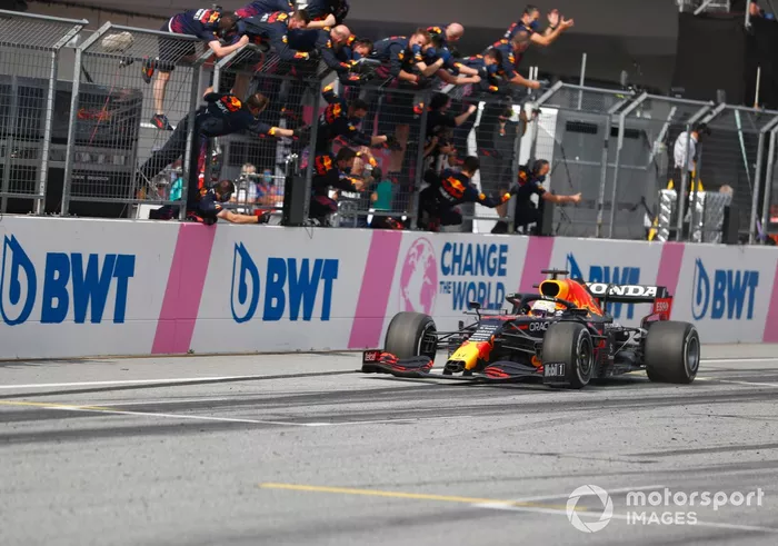 Ganador Max Verstappen, Red Bull Racing RB16B, cruza la meta frente a su equipo