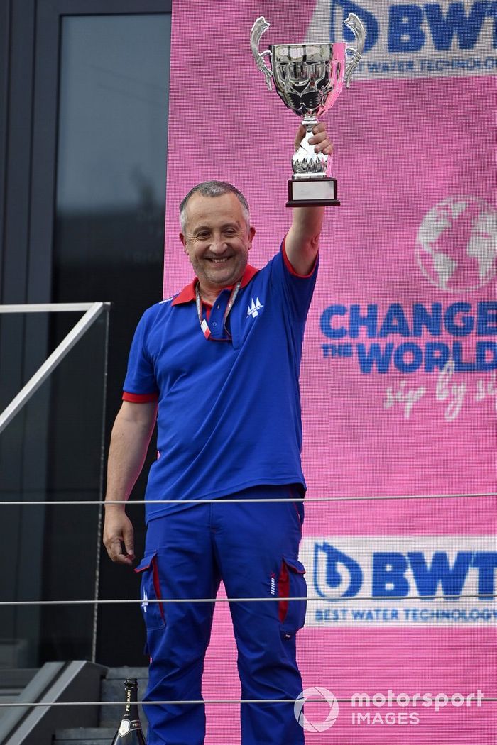 El trofeo de los equipos se recoge en el podio