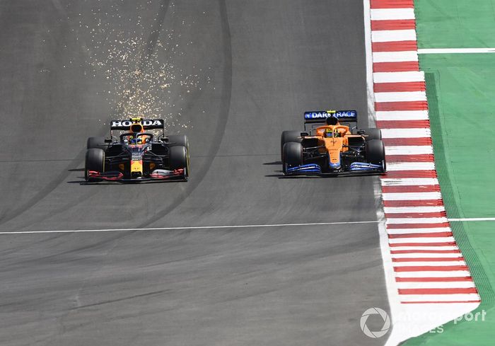 Sergio Pérez, Red Bull Racing RB16B, lucha con Lando Norris, McLaren MCL35M.