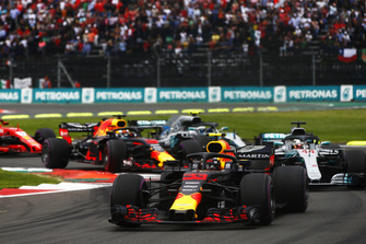 Max Verstappen, Red Bull Racing RB14, voor Lewis Hamilton, Mercedes AMG F1 W09 bij de start