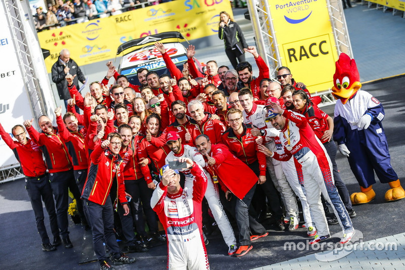 Победители Себастьен Лёб и Даниэль Элена в окружении команды Citroën World Rally Team