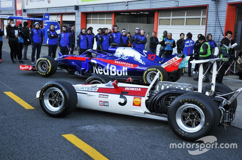 Toro Rosso STR 13 и Honda RA 301